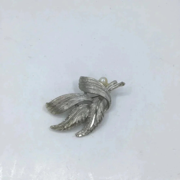 Vintage 1950s BSK Woolworth's Brooch Pin Silver Tone Leaves Feathers Faux Pearl - Picture 7 of 11